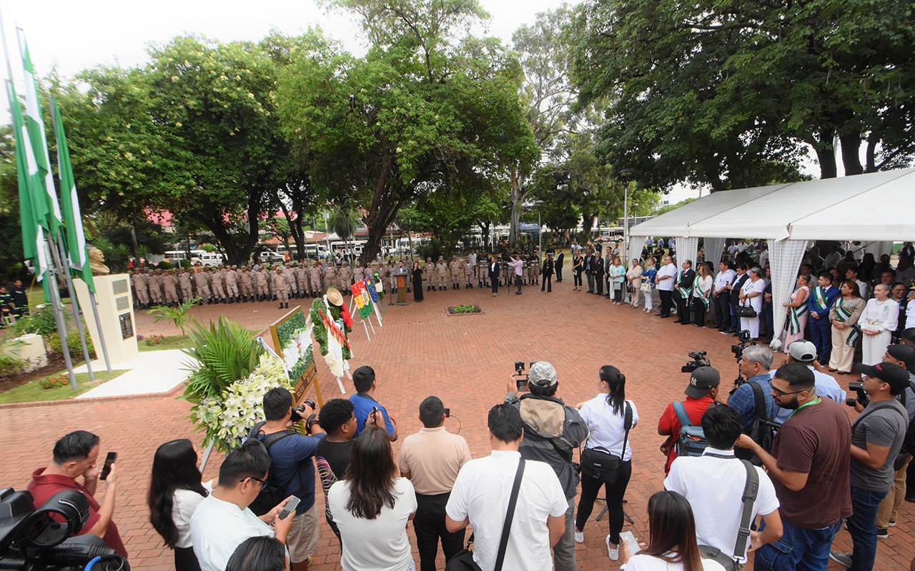 Santa Cruz conmemora 465 años de fundación con iza de bandera y ofrenda floral en la Plaza Ñuflo de Chaves